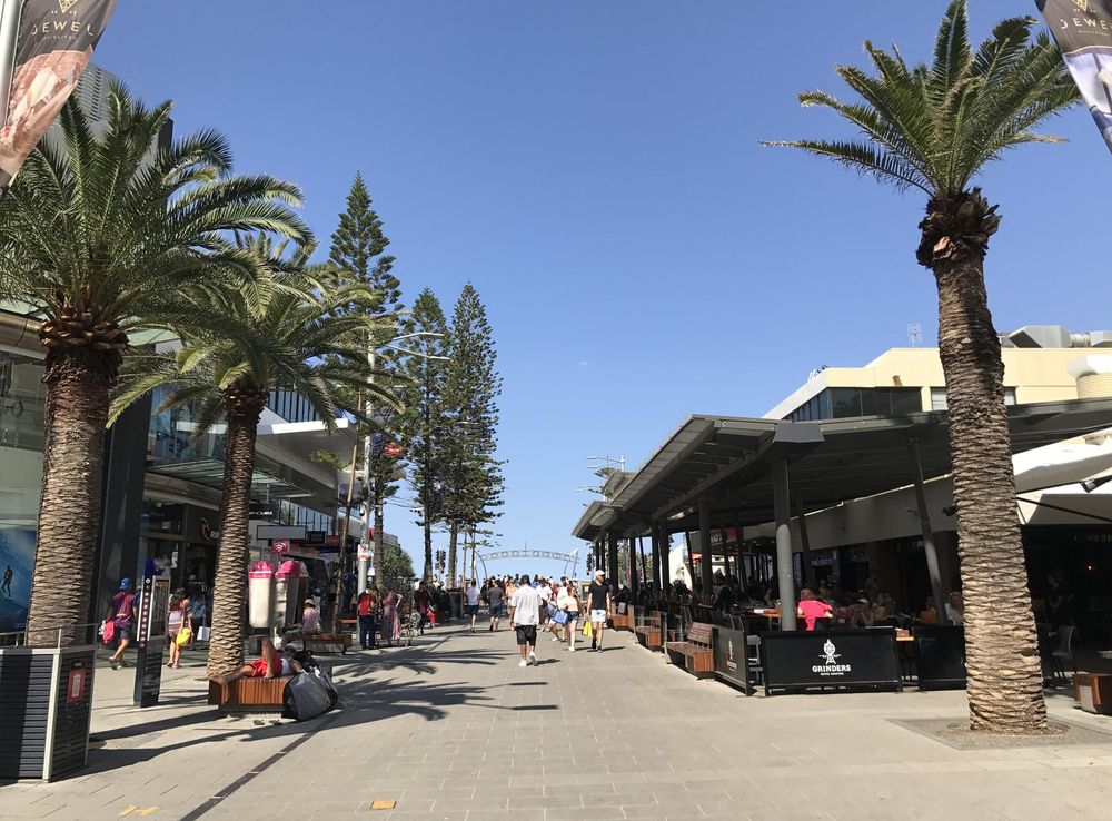 File:Cavill Avenue at Surfers Paradise, Queensland looking east.jpg -  Wikimedia Commons