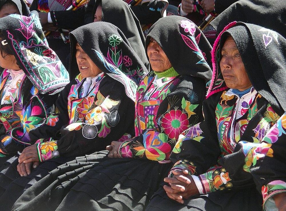 Archivo:Taquile Inselfest Frauen.JPG - Wikipedia, la enciclopedia libre