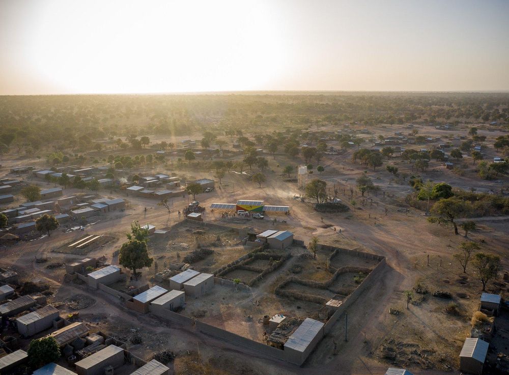 File:Solartainer in Foh (Sikasso-region) Mali.jpg - Wikimedia Commons