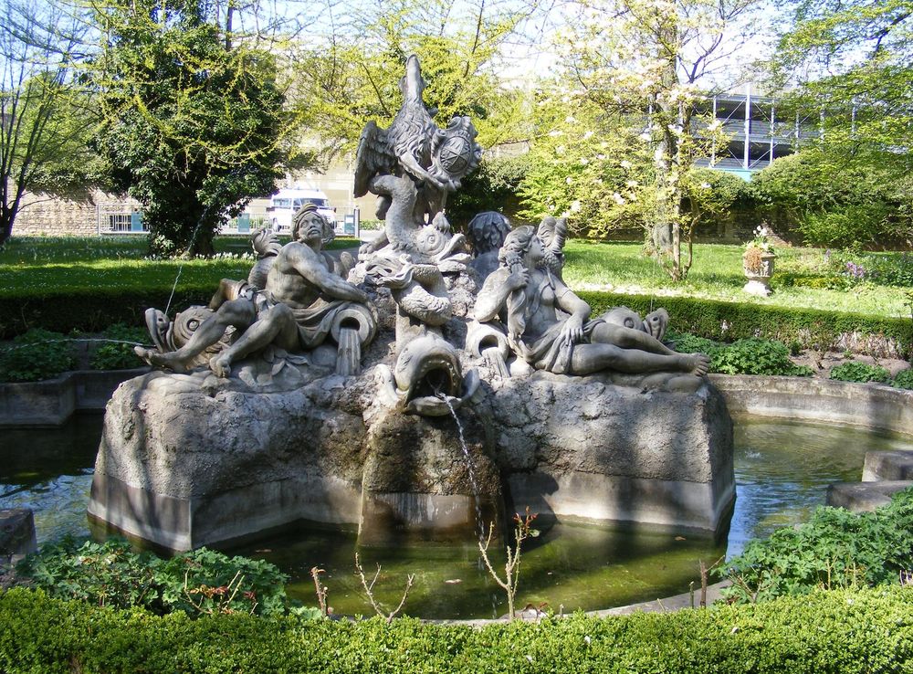 File:Würzburg - Figurenbrunnen im Park des Juliusspitals.JPG - Wikimedia  Commons