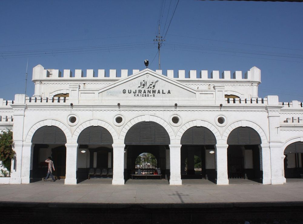 File:Gujranwala Railway Station..JPG - Wikipedia