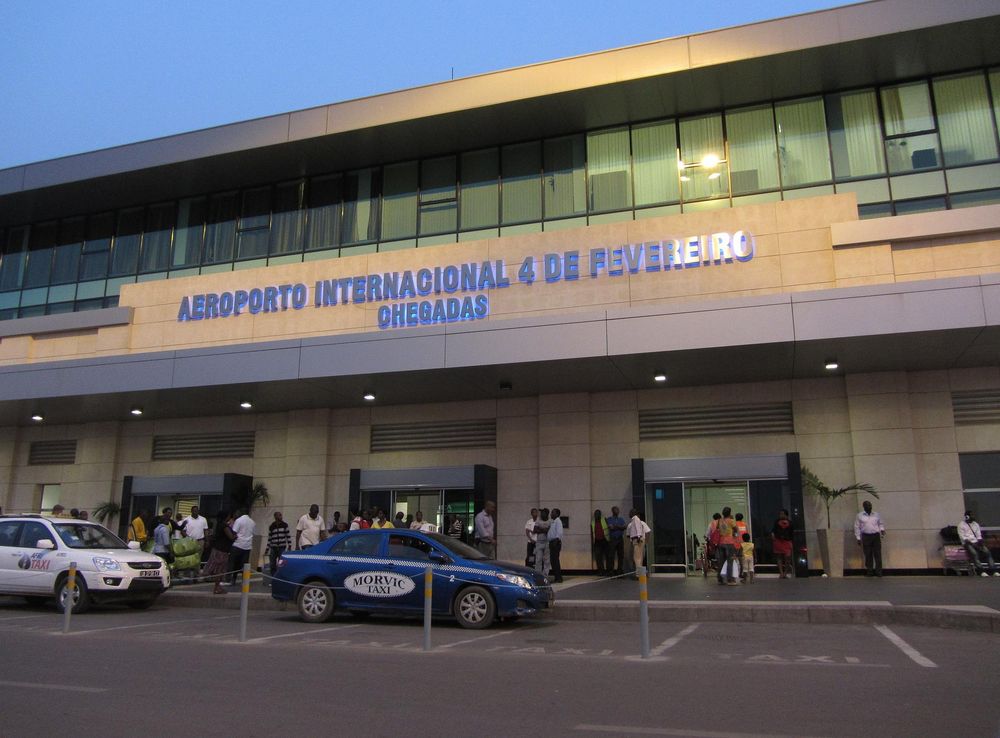 File:Aeroport-4-de-Fevereiro-Chegadas LWS1962.JPG - Wikimedia Commons
