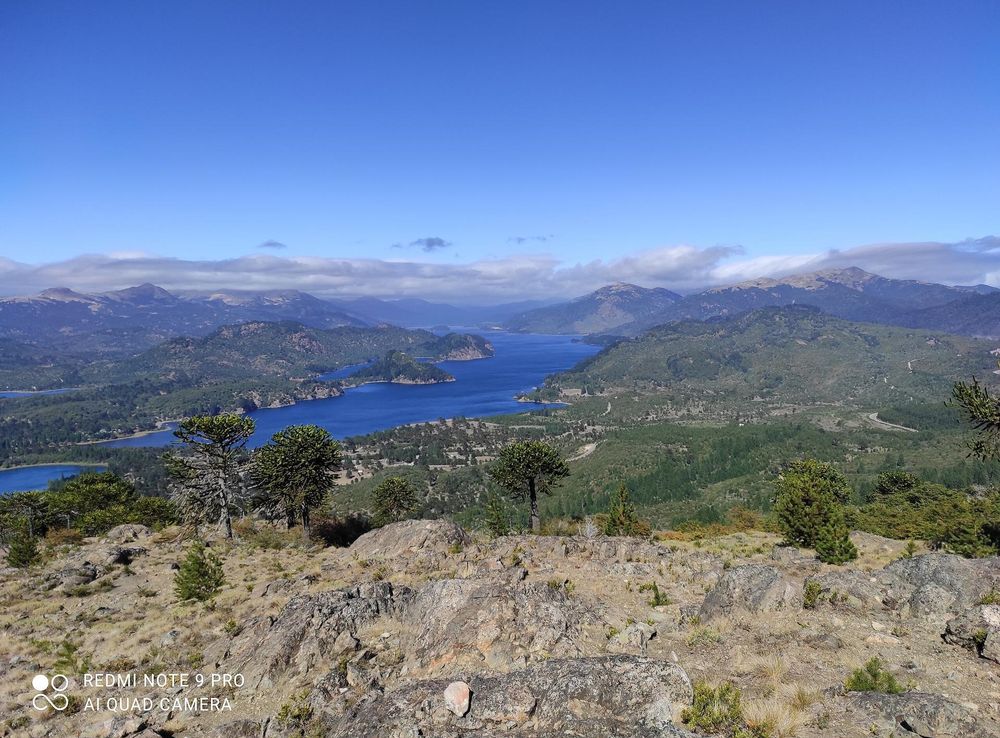 Archivo:Vista sobre el lago Moquehue desde el noreste hacía suroeste.jpg -  Wikipedia, la enciclopedia libre