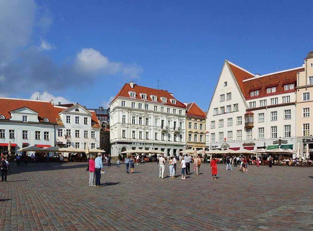 File:Tallinn - Town Hall Square (Raekoja plats).jpg - Wikimedia Commons