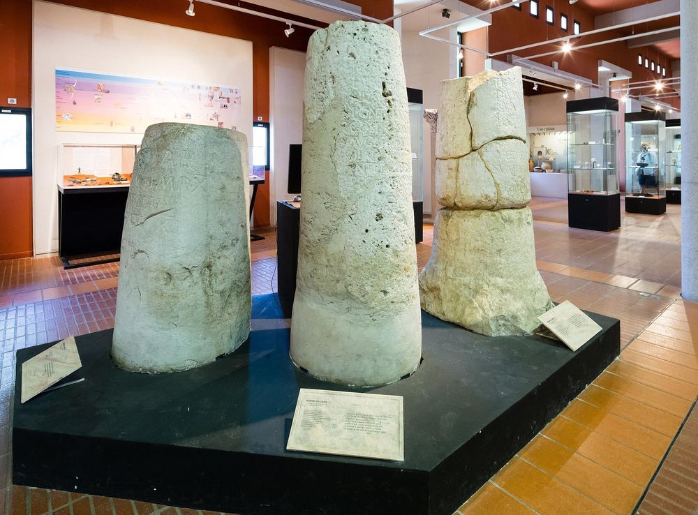 File:Bornes miliaires de la Via Julia Augusta, Musée archéologique de  Nice-Cimiez, France.jpg - Wikimedia Commons