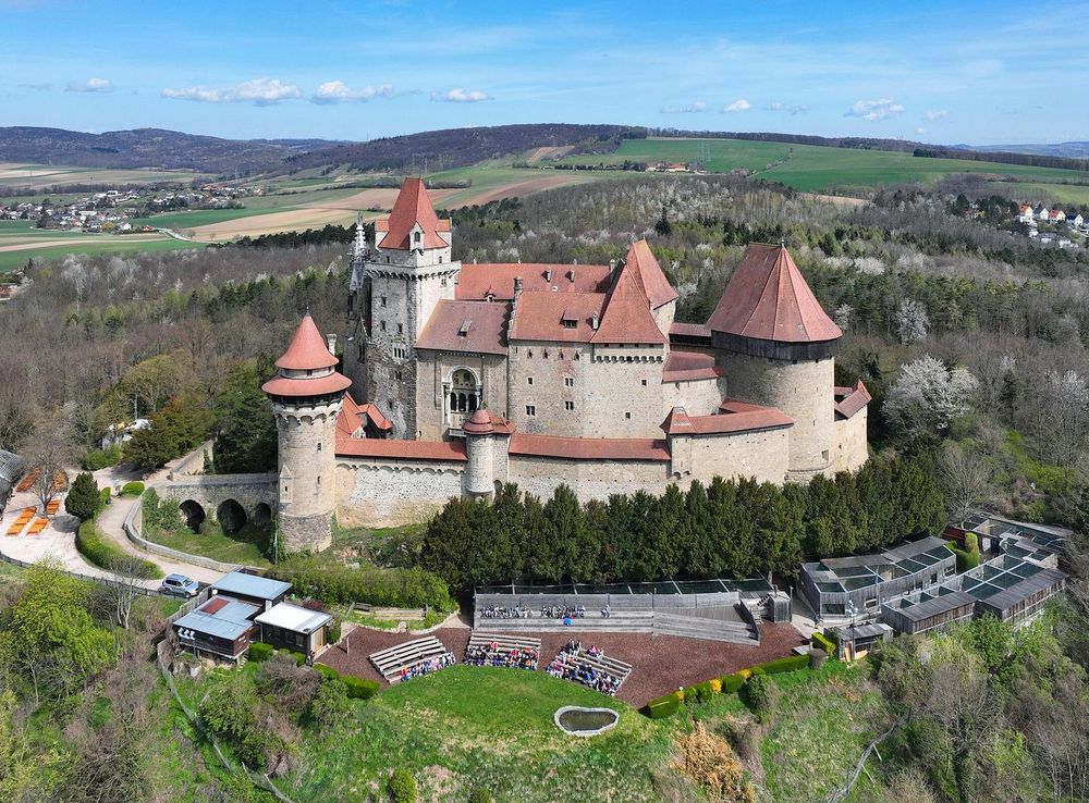 File:Leobendorf - Burg Kreuzenstein (7).JPG - Wikimedia Commons