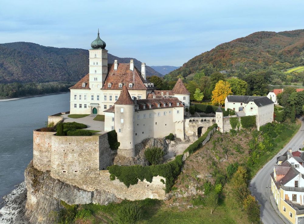 File:Schönbühel - Schloss (b).JPG - Wikimedia Commons