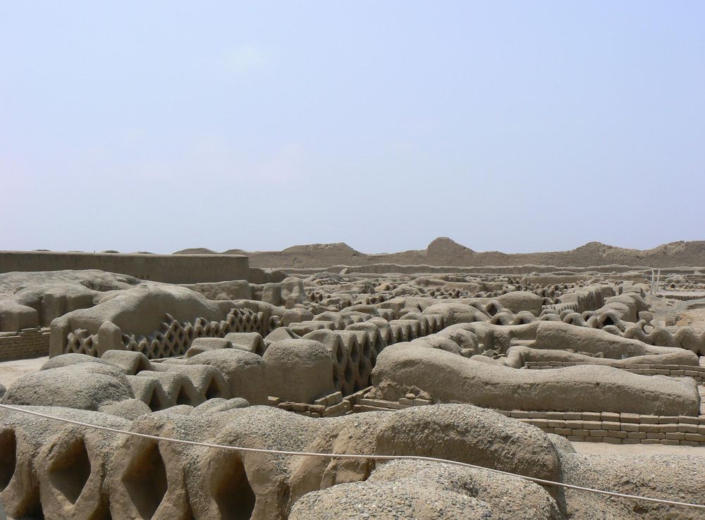 File:Vast Abobe Ruins at Chan Chan.JPG - Wikimedia Commons