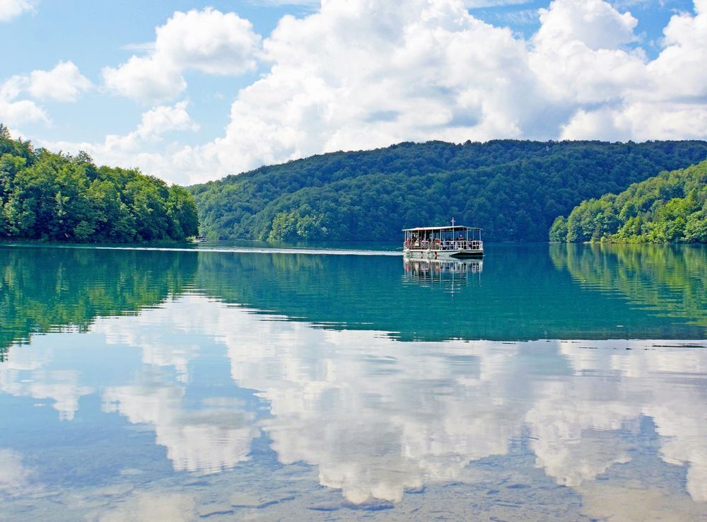 File:Plitvice Lakes tourist boat.jpg - Wikimedia Commons
