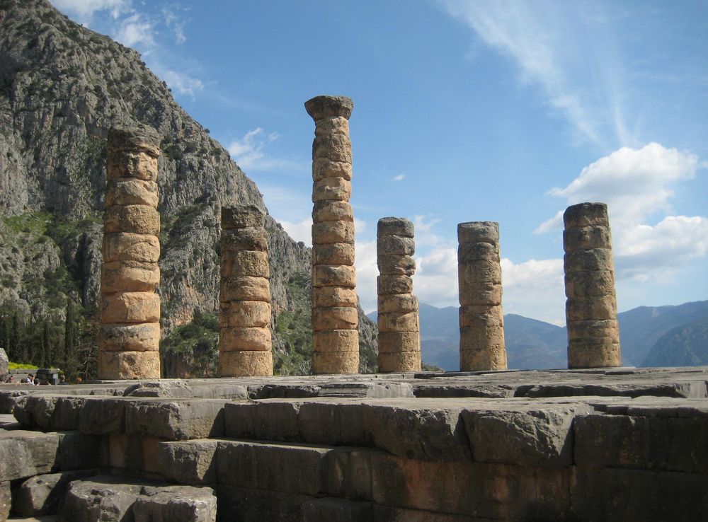 File:Columns of the Temple of Apollo at Delphi, Greece.jpeg - Wikipedia