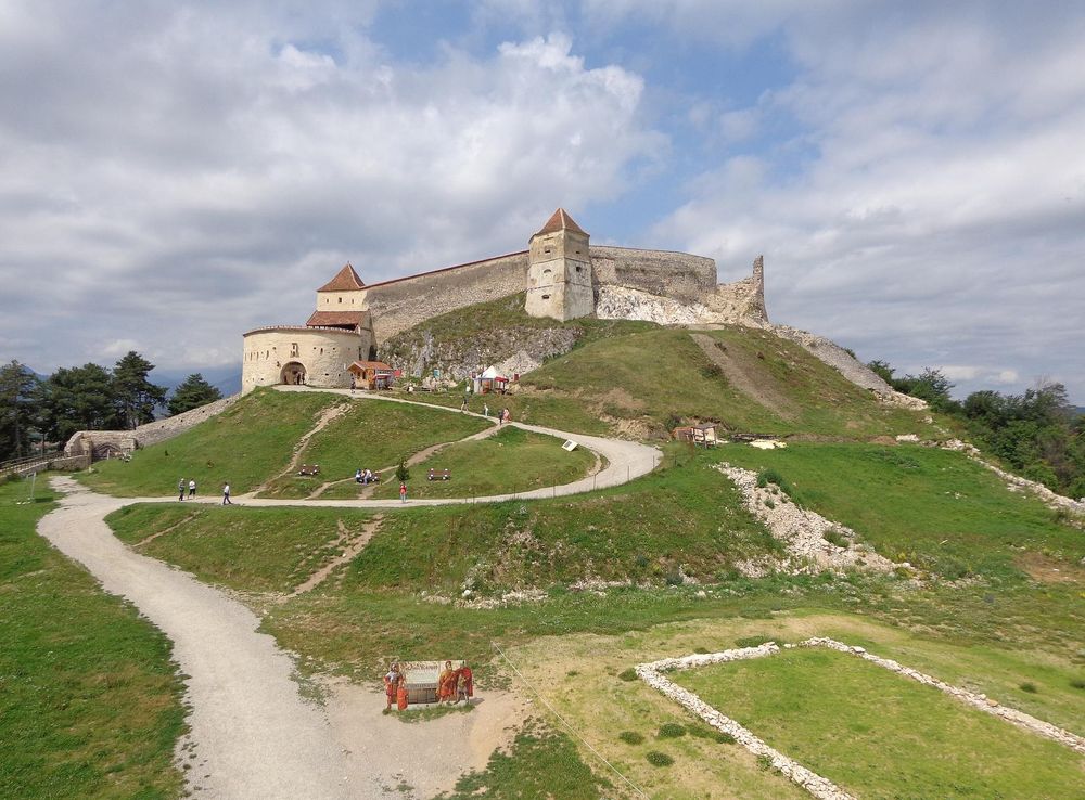 File:Cetatea Rasnov - vedere din turn.JPG - Wikimedia Commons