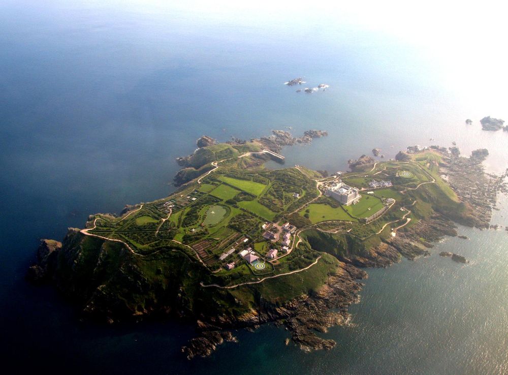 File:Brecqhou from the air.JPG - Wikipedia