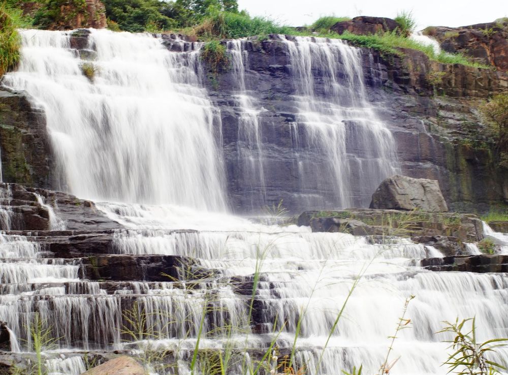 File:Pongour Waterfall In A Rainy Day (127971413).jpeg - Wikimedia Commons