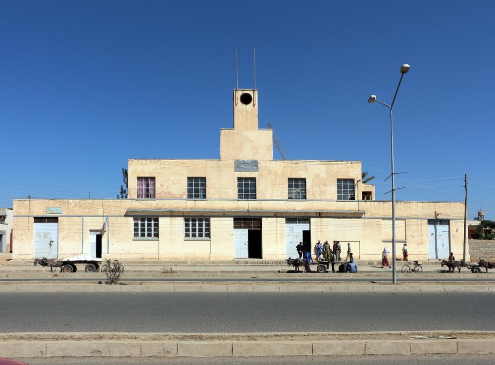 File:Dekemhare, strada principale 09.JPG - Wikimedia Commons