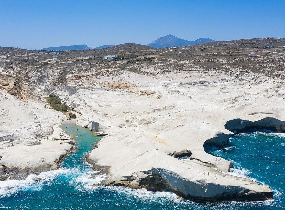 Αρχείο:Aerial view of the landscape near Sarakiniko Beach on Milos Island,  Greece.jpg - Βικιπαίδεια