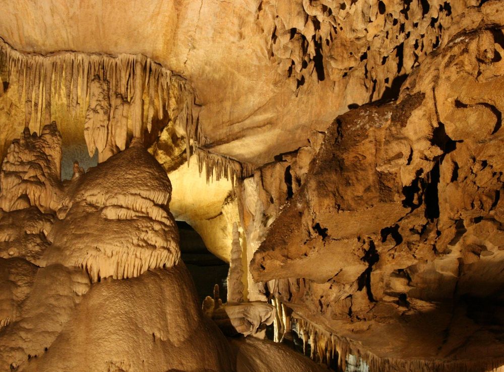 File:CrystalCave vgane.JPG - Wikimedia Commons