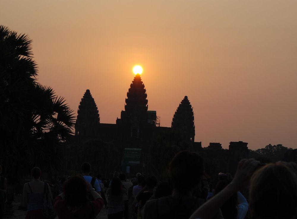 File:Equinox at Angkor 21st March 2012.JPG - Wikimedia Commons