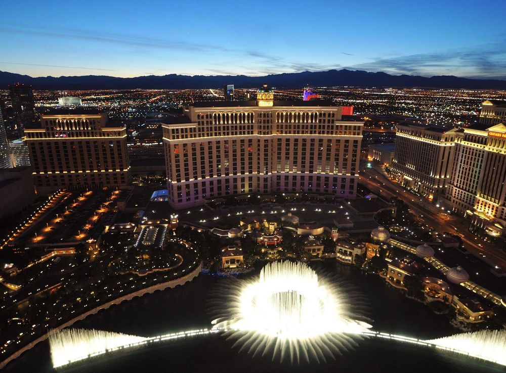File:Bellagio fountain show 2010 las vegas.JPG - Wikimedia Commons