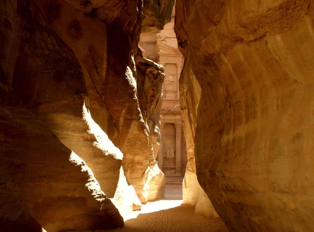 File:Petra Siq, entrance to the ancient Nabatean city of Petra, Jordan.jpg  - Wikipedia