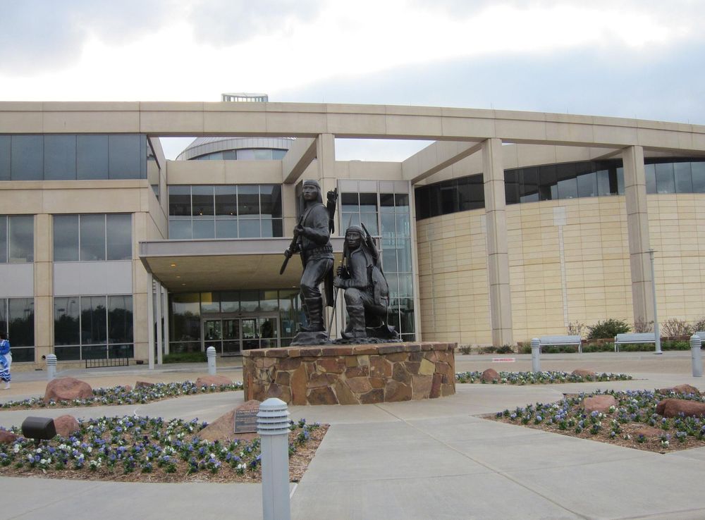 File:A statue at the front entrance of the Oklahoma History Center in  Oklahoma City, Oklahoma (ad21b25f-b2e3-4fe7-9eab-83bb424897a5).JPG -  Wikimedia Commons
