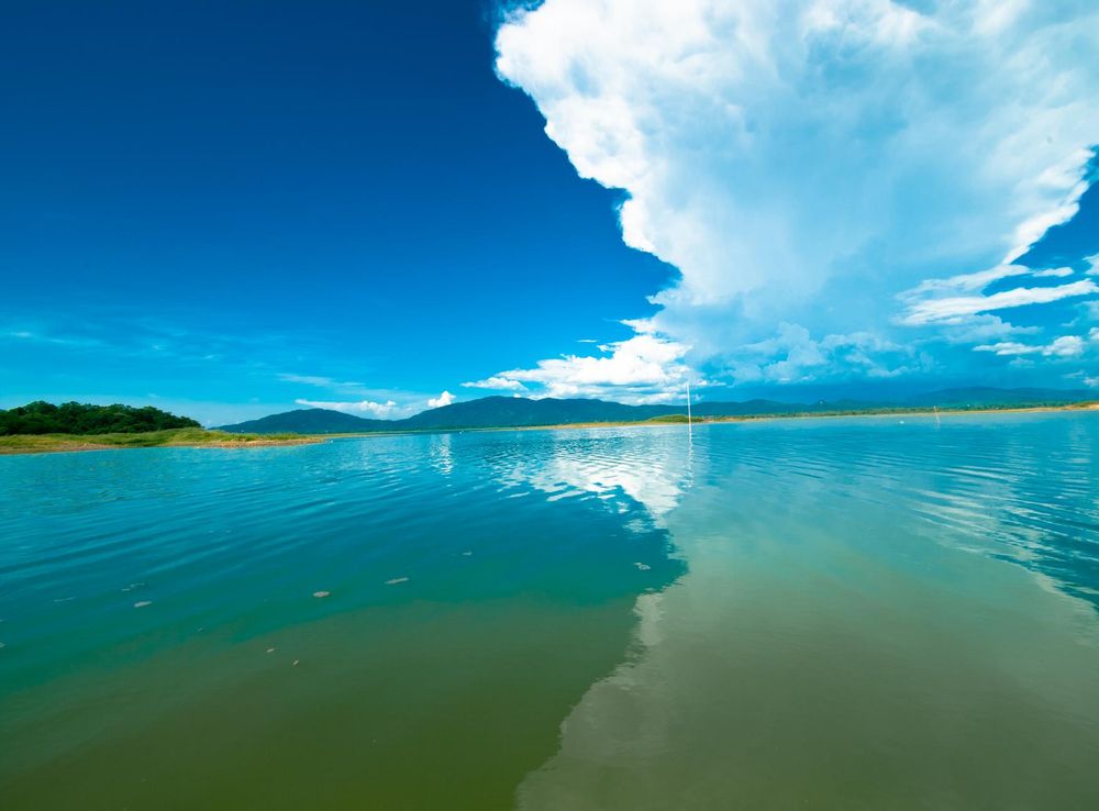 Fotos gratis : río, cielo, azul, Cuerpo de agua, naturaleza, los recursos  hídricos, nube, verde, tiempo de día, mar, reflexión, paisaje natural,  Oceano, turquesa, azur, calma, cúmulo, horizonte, Mañana, apuntalar,  verano, Formas