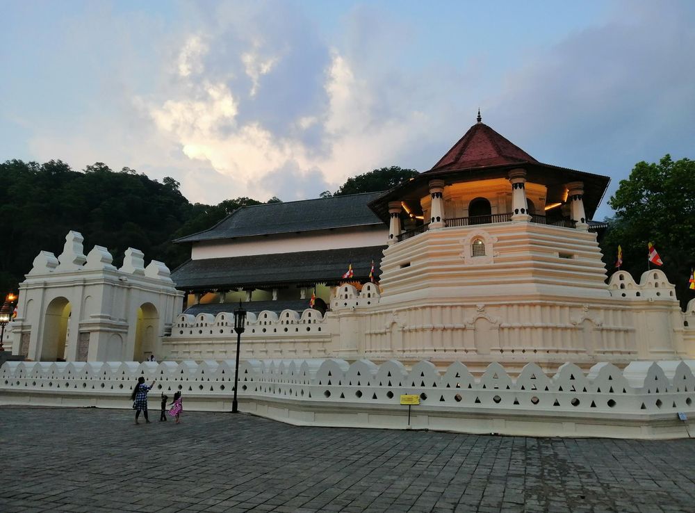 File:Relic Tooth Temple. Kandy, Sri Lanka.jpg - Wikimedia Commons