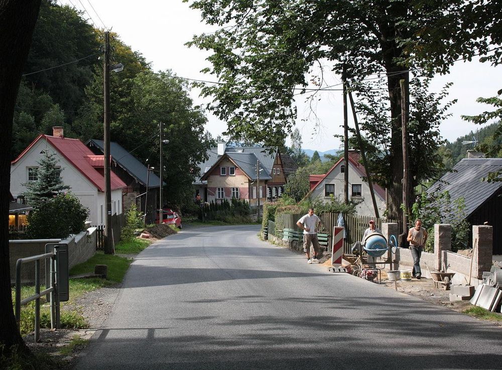 File:Filipka (Oldřichov v Hájích), silnice (1).jpg - Wikimedia Commons
