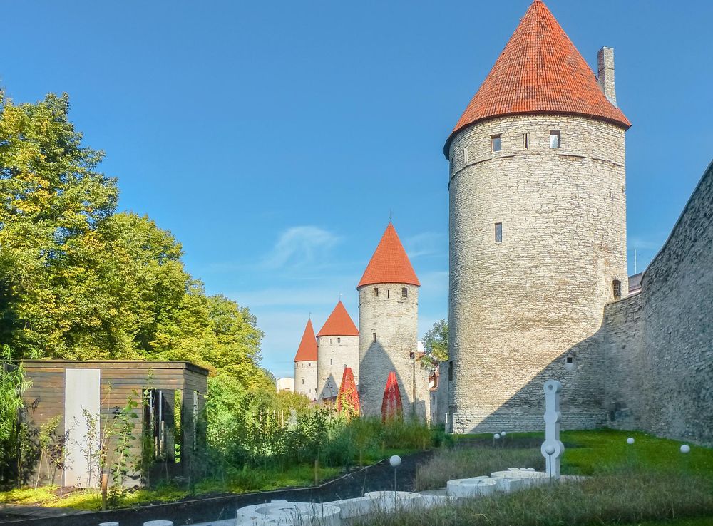 File:Tallinn city wall.JPG - Wikimedia Commons