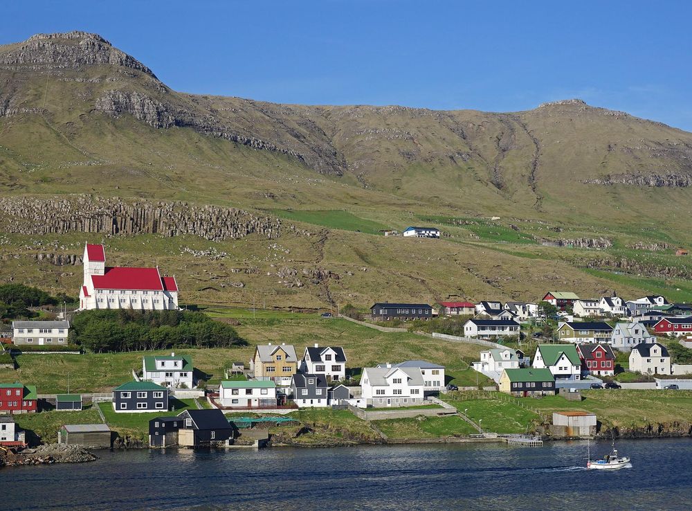 File:Tvøroyri from Smyril 2.jpg - Wikimedia Commons