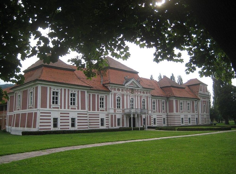 File:DvorecBetnava1.JPG - Wikimedia Commons