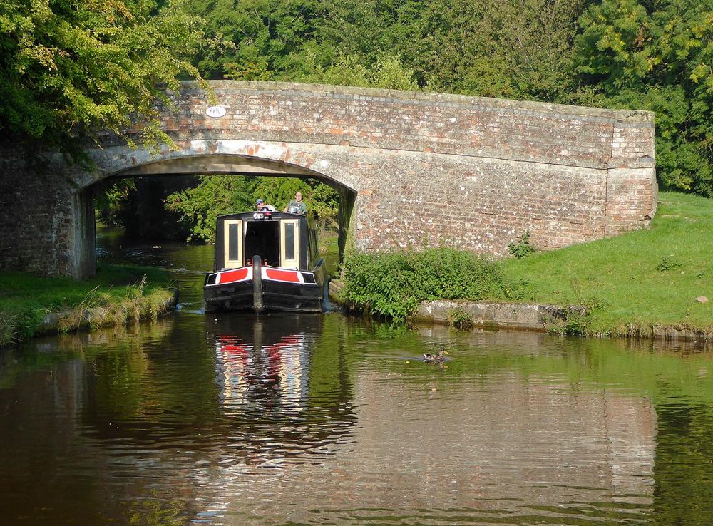 File:Paddock Bridge No. 2, Llangollen Canal.jpg - Wikimedia Commons