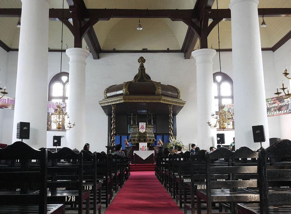 File:Interior Gereja Sion Jakarta.jpg - Wikipedia