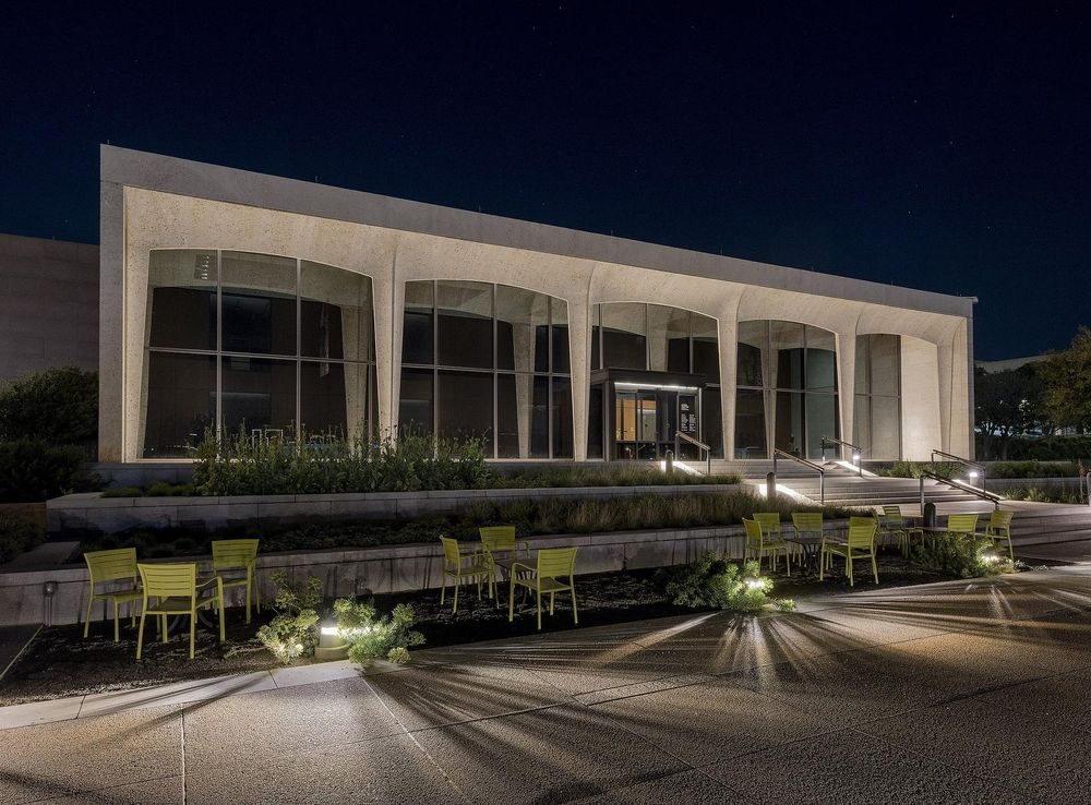 File:Amon Carter Museum of American Art, exterior at night.jpg - Wikimedia  Commons