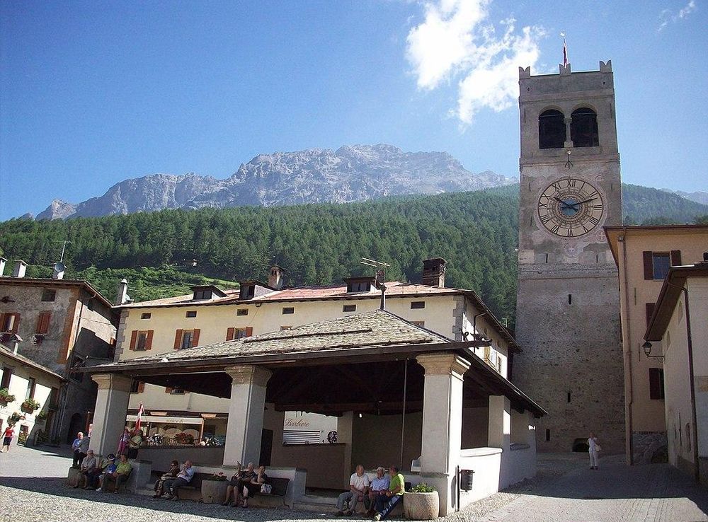 File:Piazza Cavour, Kuerc e Torre della Bajona.jpg - Wikipedia