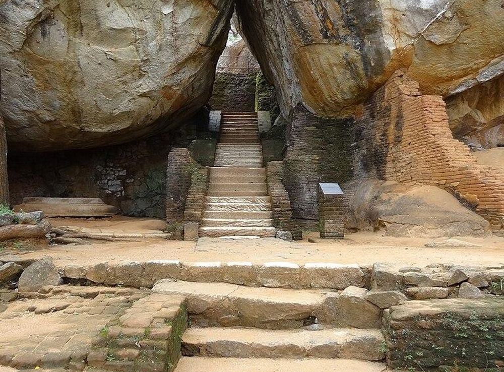 File:Sigiriya boulder gardens 05.JPG - Wikimedia Commons
