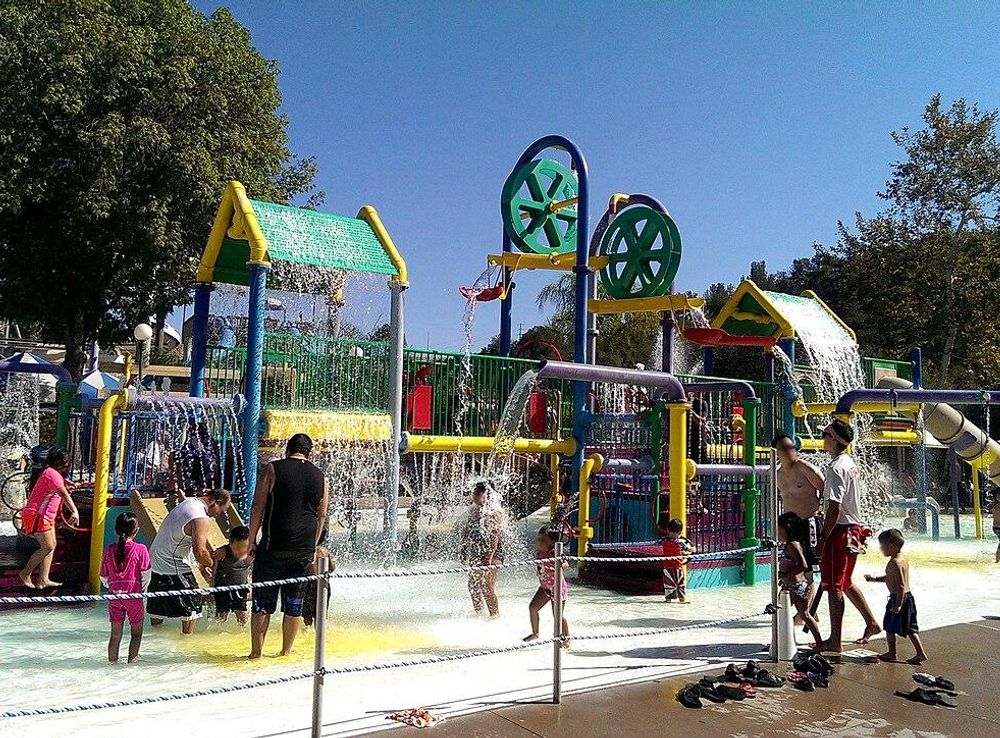 File:Kiddie Area at Raging Waters San Dimas.jpg - Wikimedia Commons