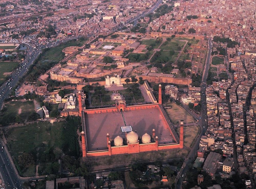 File:Badshahi Mosqu - Mughal Art in an Ocean of Concrete.jpg - Wikimedia  Commons