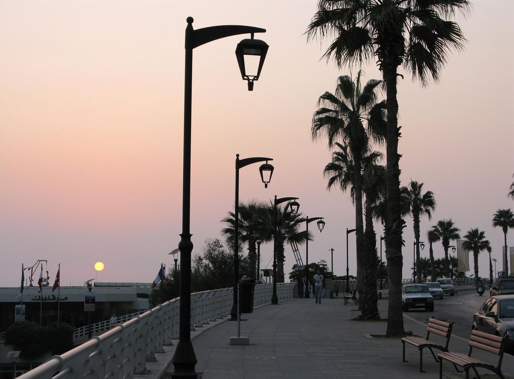 File:Corniche Beirut at sunset, seaside promenade, Beirut, Lebanon.jpg -  Wikimedia Commons