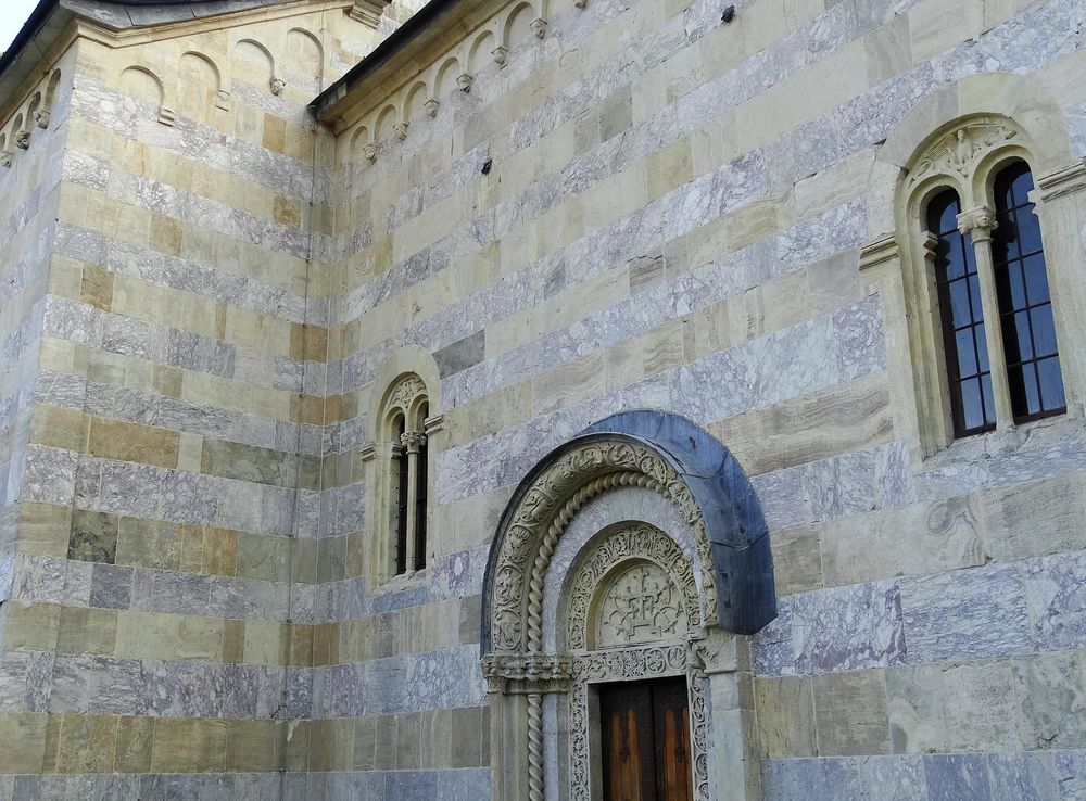 File:Decani Monastery - Outside Peje (Pec) - Kosovo - 06.jpg - Wikimedia  Commons