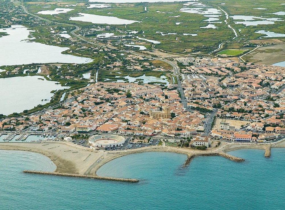 File:Vue aériene des Saintes Maries de la Mer.jpg - Wikimedia Commons