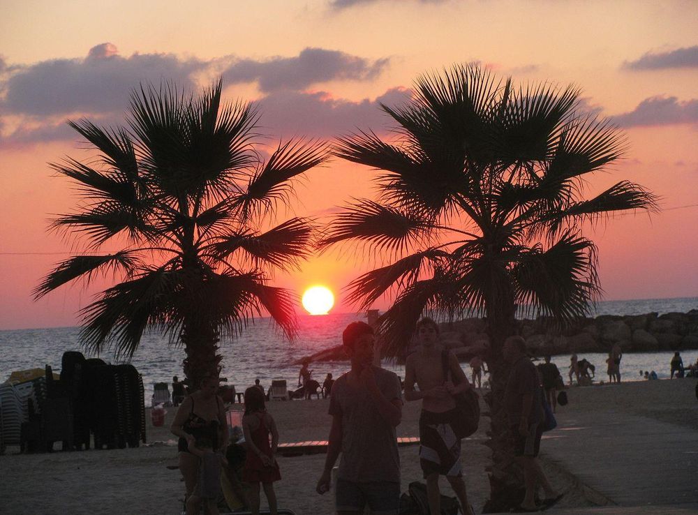 File:PikiWiki Israel 31682 Herzliya beach at sunset.JPG - Wikimedia Commons