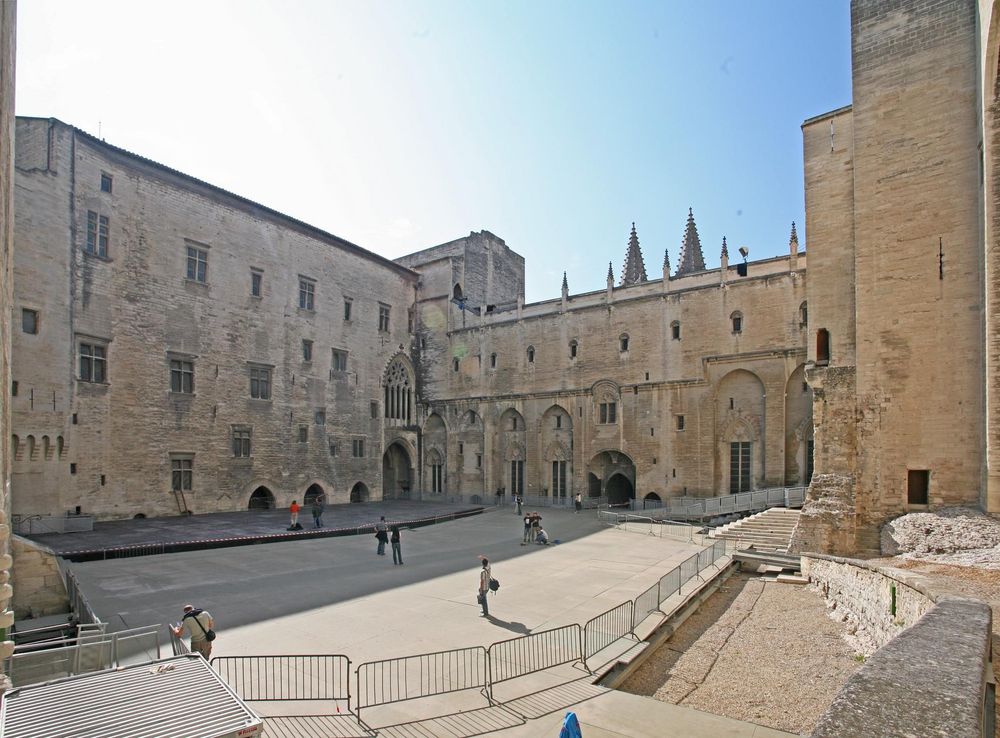 File:Cour d'honneur, palais neuf par JM Rosier.jpg - Wikimedia Commons