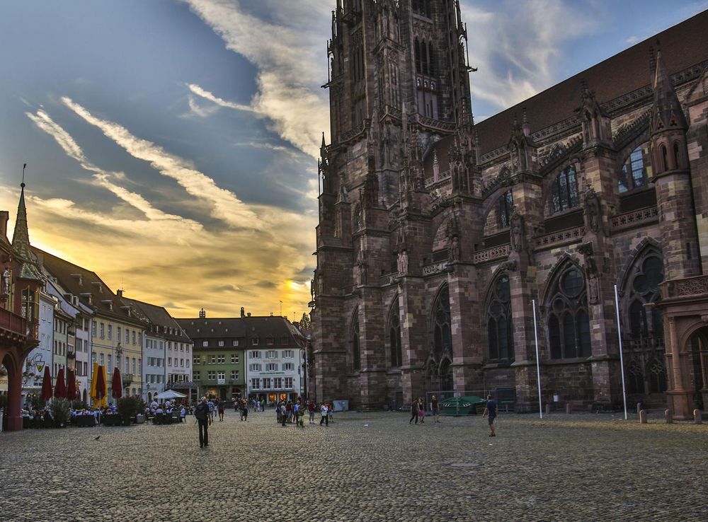 File:Freiburg - Münsterplatz.jpg - Wikimedia Commons