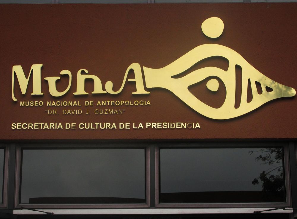 Archivo:Muna, Museo Nacional de Antropologia Dr. David J. Guzman.JPG -  Wikipedia, la enciclopedia libre