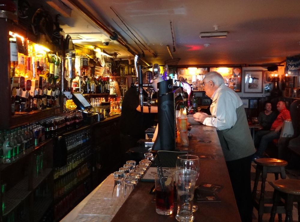 File:Athlone - sean's bar - 0.JPG - Wikimedia Commons