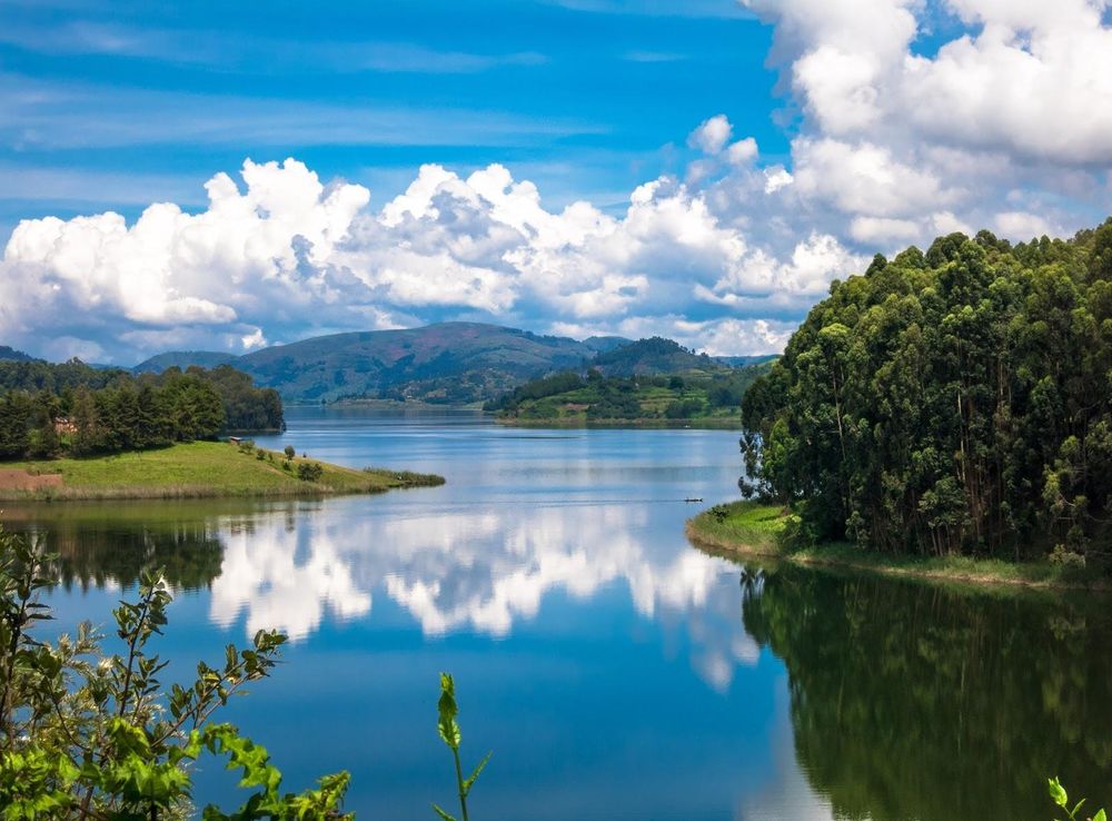 File:Lake Bunyonyi Uganda-15(1).jpg - Wikimedia Commons