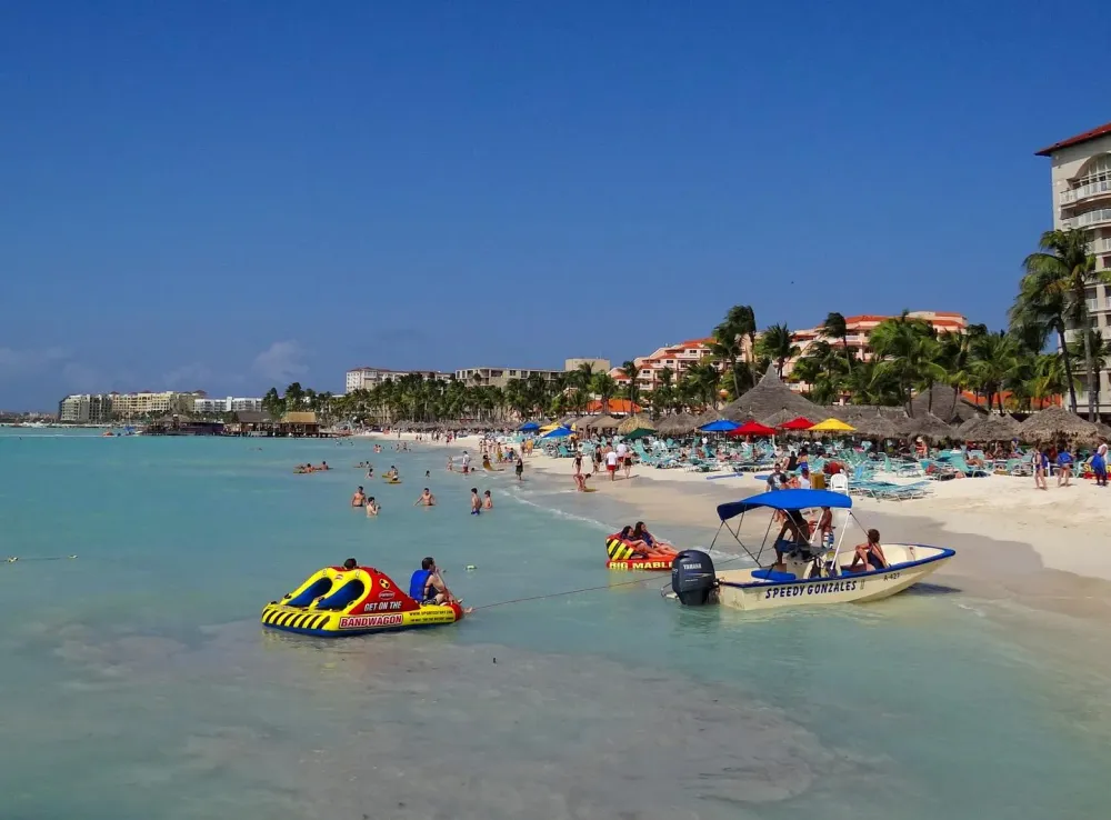Bestand:Palm-Beach-Aruba-2013.JPG - Wikipedia