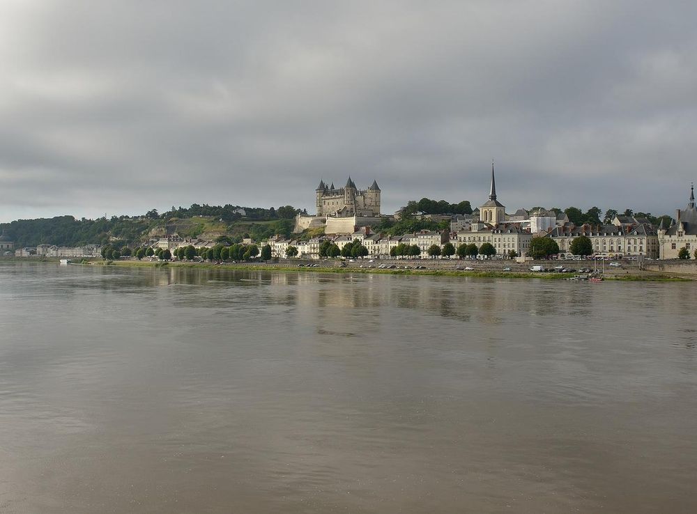 File:View of Saumur and castle on the Loire.jpg - Wikimedia Commons