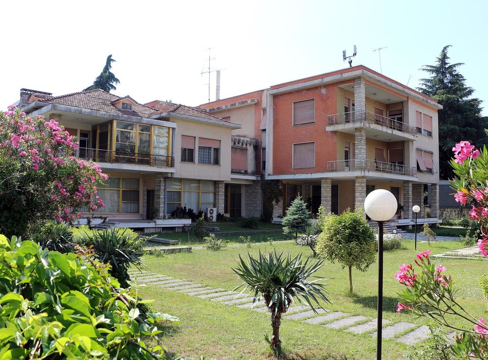 File:Villa dove abitava hoxha, tirana 03.JPG - Wikimedia Commons