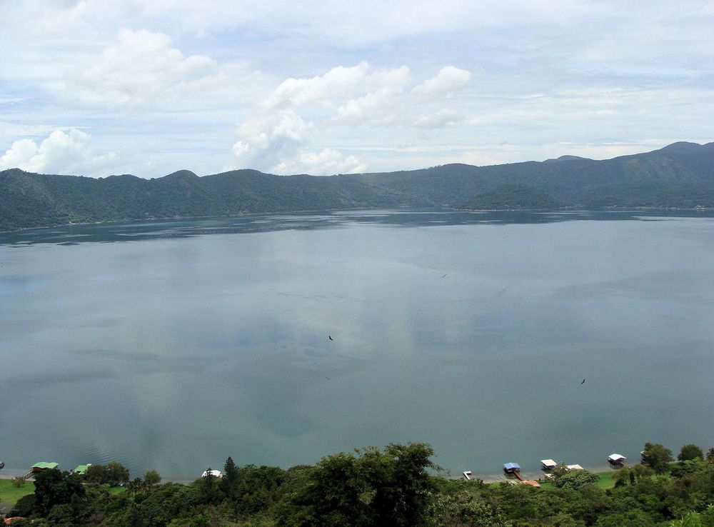 Archivo:Coatepeque Lake.JPG - Wikipedia, la enciclopedia libre